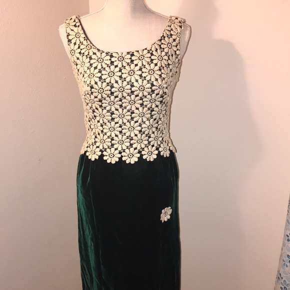 1970s Green Velvet/Creme Embroidery Overlay Mini Dress sz Small - Picture 2 of 9